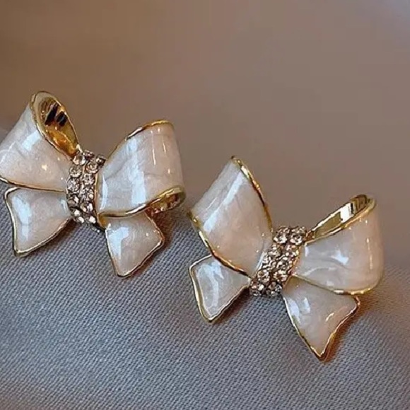 Cream Colored Gold Bow Earrings - Picture 2 of 8